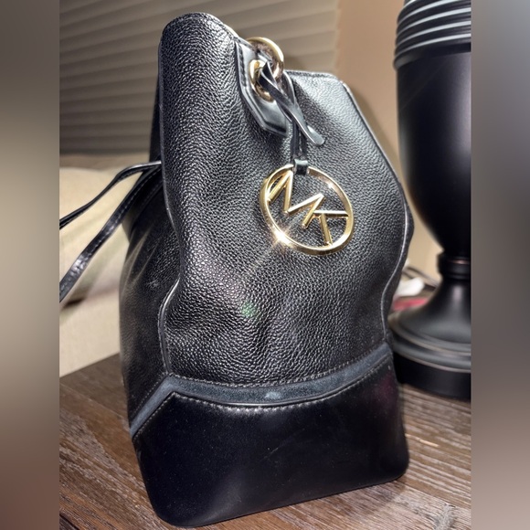 Michael Kors Black Pebbled Leather with Suede Trim Crossbody Bucket Bag EUC - Picture 4 of 16